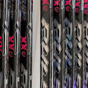 Bâtons de <span class=keywords><strong>hockey</strong></span> <span class=keywords><strong>sur</strong></span> <span class=keywords><strong>glace</strong></span> en fibre de carbone de haute qualité fabriqués en Chine, tailles et flexibilités personnalisables, différents modèles, y compris Pulse Graffiti - Product Image 2