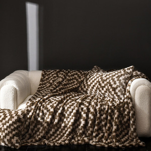 Couverture en fausse fourrure de lapin surdimensionnée à imprimé rose de luxe, idéale pour les chambres à coucher, les salons et les canapés - Product Image 3