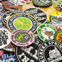Écussons brodés personnalisés avec logo, transfert thermique, tissés, badges en tissu, patchs en vrac à thermocoller pour chapeaux et vêtements