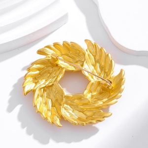 <span class=keywords><strong>Broche</strong></span> vintage en alliage doré en forme de couronne de branches d'<span class=keywords><strong>olivier</strong></span>, élégante épingle de revers en forme de feuille pour accessoire de costume ou de pull - Product Image 3