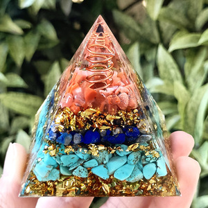 Pyramide en résine époxy avec galets de cristal, 6 cm, ornement de bureau, aménagement de l'aquarium, cadeau - Product Image 3