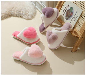 Chaussons d'intérieur pour femmes, mignons, décontractés, à bout ouvert, en peluche, avec cœur, antidérapants, pour la maison - Product Image 1