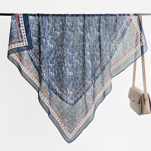 <span class=keywords><strong>Sciarpa</strong></span> Quadrata Estiva Leggera in Tessuto Poliviscosa Stampato in Voile di Cotone 105*105cm <span class=keywords><strong>Elegante</strong></span> <span class=keywords><strong>Blu</strong></span> Bianco Stampato Copricapo Scialle - Product Image 2