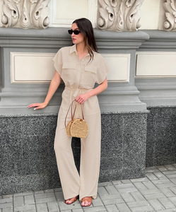 Tuta Corta da Donna Personalizzata OEM in Tessuto Texturizzato Effetto Stropicciato Color Kaki Chiaro con Maniche Corte e Cintura in Vita per uno Stile Rilassato e Neutro - Product Image 3