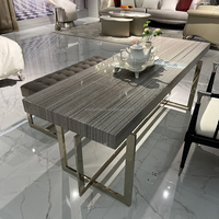 Ensemble de table basse de luxe moderne avec banc capitonné assorti, structure en acier inoxydable poli, mobilier pour villa et hôtel