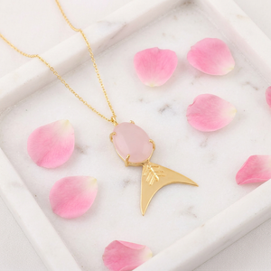 Collier moderne en laiton plaqué or 18 carats avec pendentif poisson en calcédoine rose et pierre cabochon ovale en forme d'œuf - Product Image 4