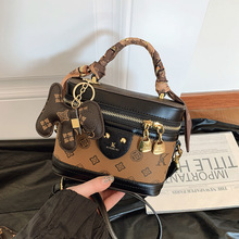 <span class=keywords><strong>Sac</strong></span> à main carré pour femme, tendance, à motifs géométriques, décoré <span class=keywords><strong>de</strong></span> rivets, en PU avec doublure en polyester, idéal pour la <span class=keywords><strong>plage</strong></span> - Product Image 2