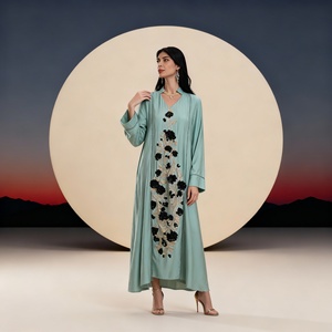 Robe Abaya en polyester avec strass thermocollants de luxe pour femmes musulmanes, design élégant personnalisé pour les soirées et les événements spéciaux - Product Image 4