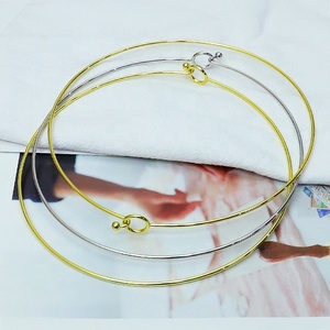 สร้อยคอโลหะคลาสสิกชุบทองคำ 18k พร้อมจี้พระแม่มารีแบบมินิมอล - Product Image 2