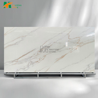 Dalle de pierre frittée blanche MT Stone avec fines veines orange pour comptoir de cuisine et carrelage mural