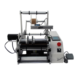 Applicateur d'étiquettes semi-automatique adapté aux bouteilles en plastique et en verre, équipé d'une machine d'application d'étiquettes électrique. - Product Image 3