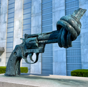 Escultura Moderna de Bronce Fundido a Medida con Forma de Pistola Anudada para Plaza, Monumento de la Paz y la <span class=keywords><strong>No</strong></span> Violencia, Arte Público Gubernamental - Product Image 3