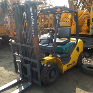 Chariot élévateur Komatsu FD30 d'occasion en excellent état (90% neuf), 3 tonnes, machine d'entrepôt Komatsu en promotion - Product Image 1