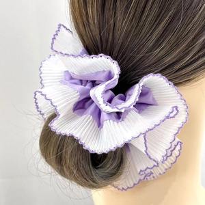 Diadema de Satén con Borde Ondulado Romántico Francés, Banda para el Cabello de Novia Hecha de Tela Romántica - Product Image 2