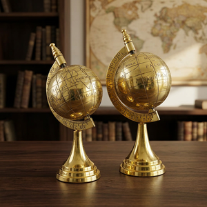 Globe terrestre Art Déco en laiton fait main avec carte gravée, décoration de bureau traditionnelle rotative - Product Image 1