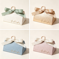 Boîte à dragées personnalisée pour mariage, boîte cadeau en papier triangulaire gaufrée avec ruban, boîte à bonbons vide de luxe pour souvenir de mariage