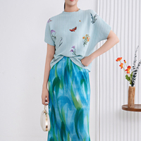 Atasan Wanita Motif Kupu-kupu Artistik Trendi 2026, Blus Plisket Musim Panas, Lengan Pendek, Kerah Mock Neck, Model Longgar, Grosir