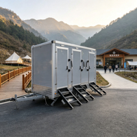 Remorque toilettes portables à trois cabines avec revêtement mural lavable et distributeurs de serviettes en papier pour les sites de rallyes de food trucks de week-end