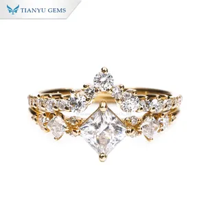 Tianyu estilo fino corona 5,5x5.mm incoloro princesa corte moissanita diamante personalizado oro sólido 10K 14K 18K conjuntos de anillos de compromiso