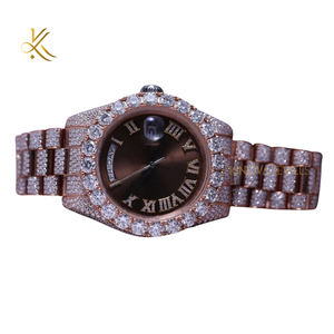 Montre en diamant de style sport Moissanite avec des aiguilles lumineuses avec des chiffres audacieux et un accent étincelant pour un mélange de fonction et de glamour - Product Image 1