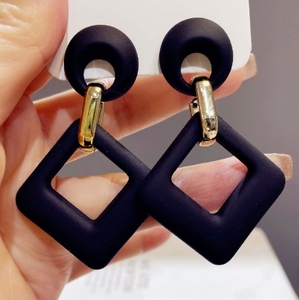Boucles d'oreilles pendantes carrées géométriques ajourées en acrylique coloré de luxe vintage, vente en gros 2026, magnifiques boucles d'oreilles pour femmes - Product Image 1