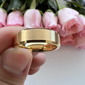 Bague <span class=keywords><strong>de</strong></span> fiançailles et <span class=keywords><strong>de</strong></span> mariage tendance en carbure <span class=keywords><strong>de</strong></span> tungstène doré, finition mate biseautée 6 mm, vente en gros, pour hommes et femmes, par Coolstyle Jewelry - Product Image 4