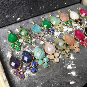 Pendentifs en forme de goutte plaqués or, style classique, avec sertissage clos de strass en cristal multicolore naturel, bijoux de guérison en gros - Product Image 2