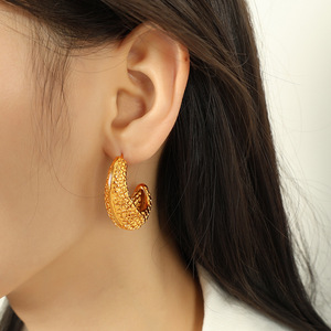 Pendientes de aro en forma de C, aleación de zinc dorada, joyería de moda para mujer, pendientes ligeros de lujo para uso diario - Product Image 4