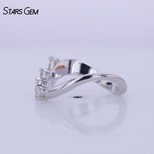 Anillo Clásico de Cinco Piedras de Oro Blanco Sólido de 10K con Diamante Cultivado en Laboratorio de Corte Asscher de 0.58ct, DEF VS, Talla Graduada, Unisex, de Starsgem - Product Image 2