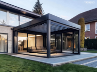 Pergola moderne en aluminium pour l'extérieur avec portes en verre, écran d'intimité et toit à lames orientables pour jardin, patio ou cour arrière
