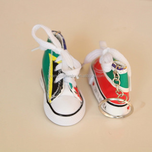 Venta al por mayor logotipo personalizado Sudáfrica recuerdo 3D lona zapato forma zapatilla llavero - Product Image 6