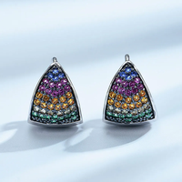 Venta al por mayor de joyería de moda para mujer en forma de cono de capas multicolores Micro pavimentado Arco Iris Color triángulo en forma de aro pendiente de circón