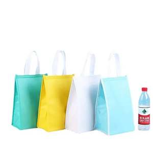 Sac isotherme réutilisable pour courses et pique-niques, en non-tissé avec feuille d'aluminium et motif lettres, garde les aliments au chaud ou au frais - Product Image 1