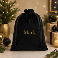 Velours doux de qualité supérieure avec cordon de serrage en satin assorti. Nom brodé sur mesure en or, texture élégante pour la décoration de Noël en famille