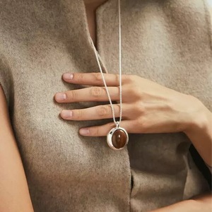 Ciondolo Mo <span class=keywords><strong>Chen</strong></span> in Ottone con Occhio di Tigre, Design Vintage Francese, Tendenza Maillard, Lusso Leggero, Collana da Donna Placcata Oro - Product Image 1