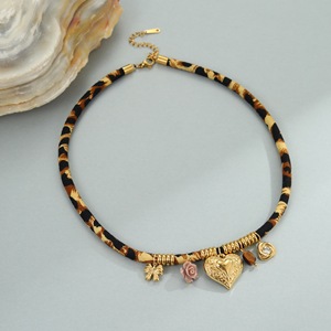 Collier pendentif en acier inoxydable à motif en forme de cœur pour femme élégante - Collier de style chaîne. Plaqué or 18 carats. Personnalisé <span class=keywords><strong>d</strong></span> - Product Image 3