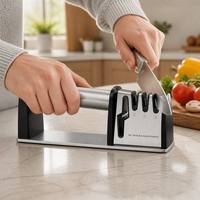Aiguiseur de couteaux et de ciseaux 4-en-1, gadget de cuisine avec base en acier inoxydable et aiguiseur en céramique diamantée grossière, directement de l'usine