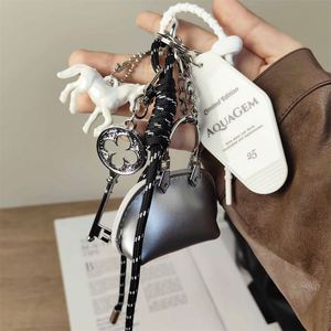 Llavero Minimalista de Plástico con Diseño de Caballo Blanco Plateado, Accesorio para Monedero, Patineta y Decoración de Bolsos Pequeños - Product Image 2