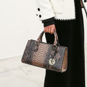 अनुकूलित लोगो हैंडबैग, वास्तविक लिगटर से बने कस्टम लोगो हैंडबैग उत्पाद कैटलॉग देखने के लिए हमसे संपर्क करते हैं। - Product Image 5