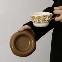 Tasse à café en céramique vintage du milieu du siècle avec soucoupe, motif de fruits peint à la main, ensemble de tasses à café en céramique irrégulières pour le thé de l'après-midi