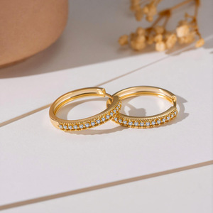 Pendientes de Aro de Oro de 18K con Cristales Engastados en Garra, Joyería Unisex - Product Image 4