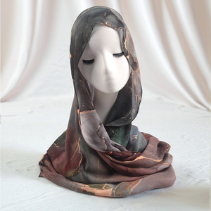 2025 Nieuwe Modale Print Satijnen Sjaal voor Vrouwen Moslim Etnische Hijab Sjaal Accessoire voor Herfst - Product Image 5