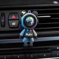Komik hava çıkış parfüm aromaterapi tabletler karikatür Spaceman katı Vent klip araba hava spreyi koku giderici için araba