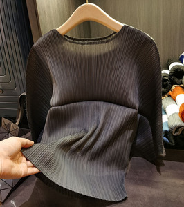 Maglietta da donna plissettata a pieghe di nicchia indossabile anteriore e posteriore ampia plus size puro colore tutto abbinato - Product Image 2