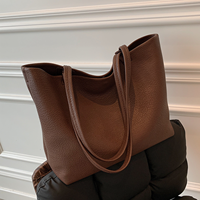Sac fourre-tout pour femme en cuir véritable marron, couleur unie, fermeture ouverte, grande capacité, à porter à l'épaule pour un usage quotidien