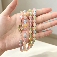 Collier ras du cou pour femme Manna en acier inoxydable plaqué or avec fermoir à ressort et perles de verre facettées pastel vibrantes faites à la main
