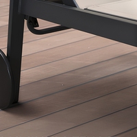 Chaise longue d'extérieur avec accoudoirs, dossier réglable, assise en maille, roues et structure métallique pour piscine et patio