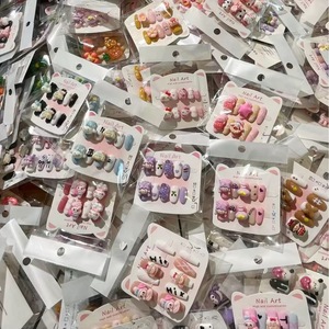 Venta al por mayor, paquete de 10 <span class=keywords><strong>uñas</strong></span> postizas acrílicas 3D con forma de almendra y stiletto, diseño mixto aleatorio, hechas a mano para dedos. - Product Image 3