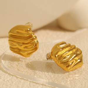 ต่างหูสตั๊ดเหล็กไทเทเนียมสไตล์ฝรั่งเศสย้อนยุค ดีไซน์พับแบบไม่สม่ำเสมอสีทอง สำหรับสวมใส่ทุกวัน - Product Image 3