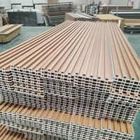 Panel Dinding Eksterior WPC Motif Kayu Tahan Air Dekoratif Sirip Beralur untuk Rumah Villa Komersial